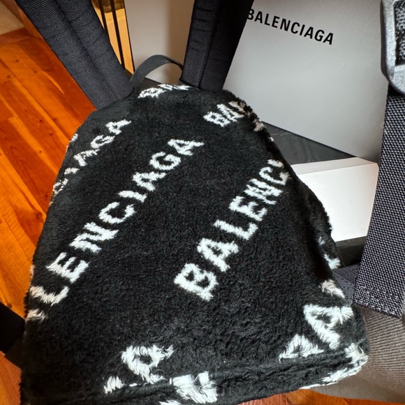 Balenciaga, backback, medium/lg, fluffy, like New - Picture 4 of 10